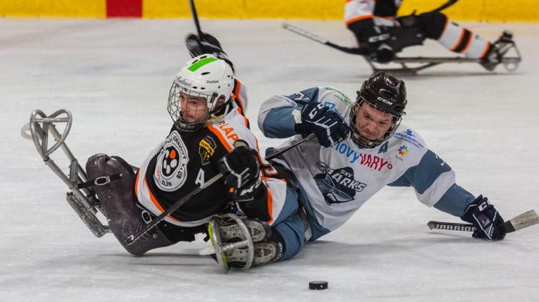 Zlínští sledge hokejisté stáhli třígólové manko a jako první v lize bodovali s Karlovými Vary