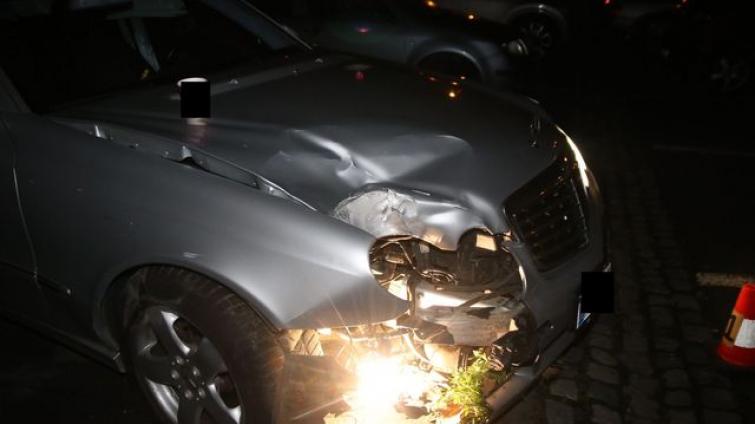 Opilý řidič Mercedesu naboural na Jižních Svazích do semaforu. V krvi měl 2,64 promile