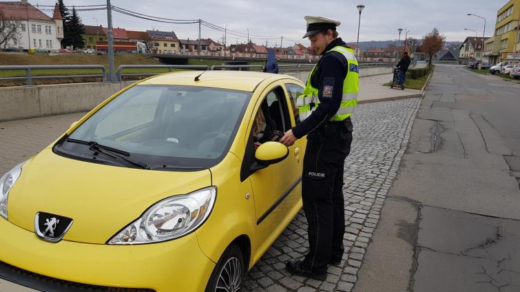 Rychlá jízda i nerespektování červené. Někteří řidiči za volantem riskují