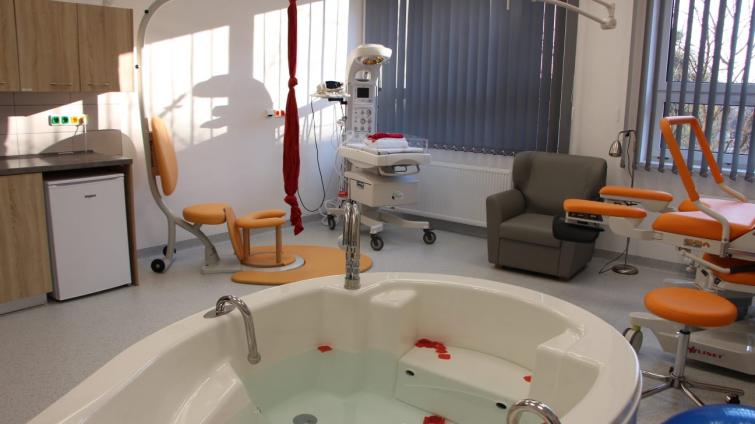 V Kroměřížské nemocnici vrací porody ženám. Porod do vody není problém