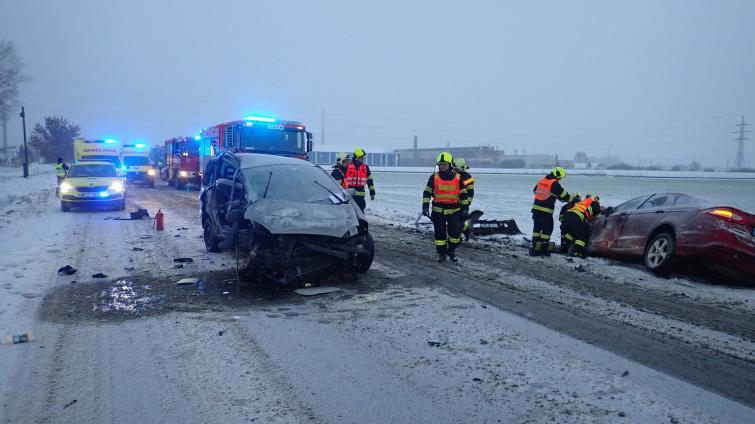 Silnici I/55 u Hulína uzavřela tragická nehoda. Srážku dvou aut nepřežil mladý řidič