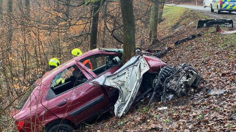 Vážná nehoda na Zlínsku. Student spěchal do školy, u Bohuslavic narazil do stromu