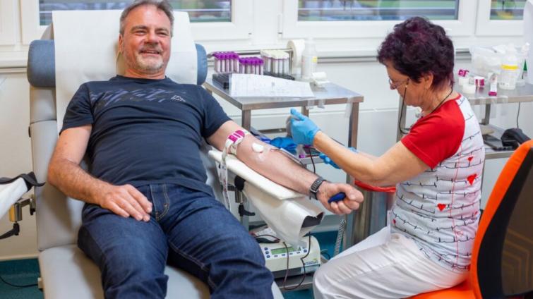 Vsetínská nemocnice přivítala letošního tisícího dárce krve. Společně přišli darovat i gymnazisté z Valmezu