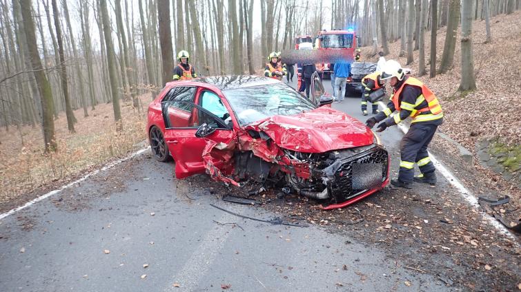 Nedělní nehody ve Zlínském kraji: střet osobáku s motorkou a náraz auta do stromu