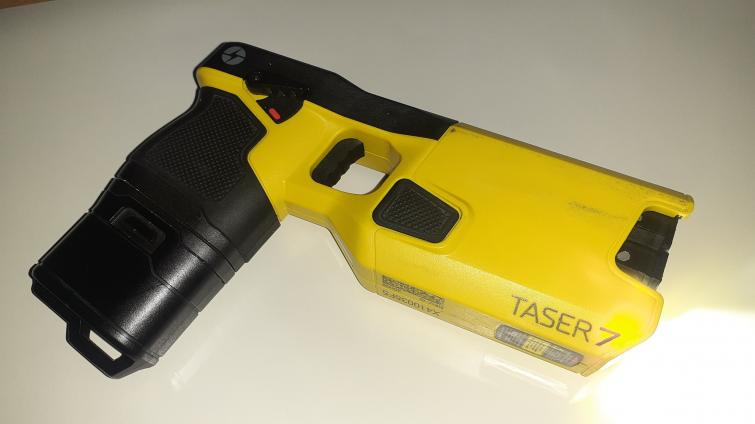 Rožnovští strážníci museli proti agresivnímu pobudovi použít služební taser