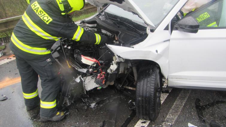 Vážná nehoda tří vozidel uzavřela silnici u Ostrožské Nové Vsi