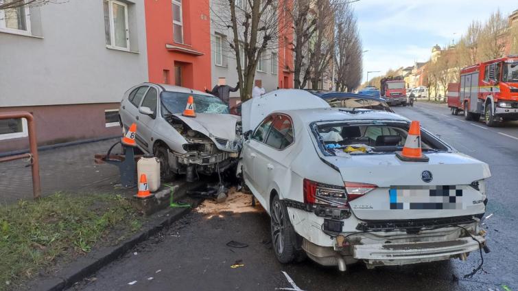 Při nehodě šesti aut v Holešově se vážně zranil jeden řidič. Museli ho resuscitovat