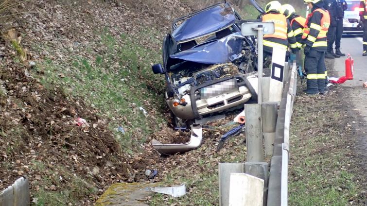 U Zádveřic na Zlínsku havaroval osobní automobil. Řidičku museli z vozidla vyprostit