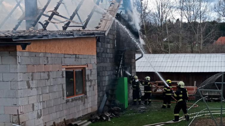 Požár v Huslenkách: když přijeli hasiči, truhlářská dílna byla už celá v plamenech