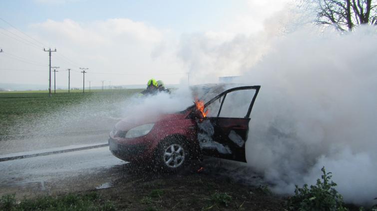 Krátce po nastartování bylo skoro celé vozidlo v plamenech 