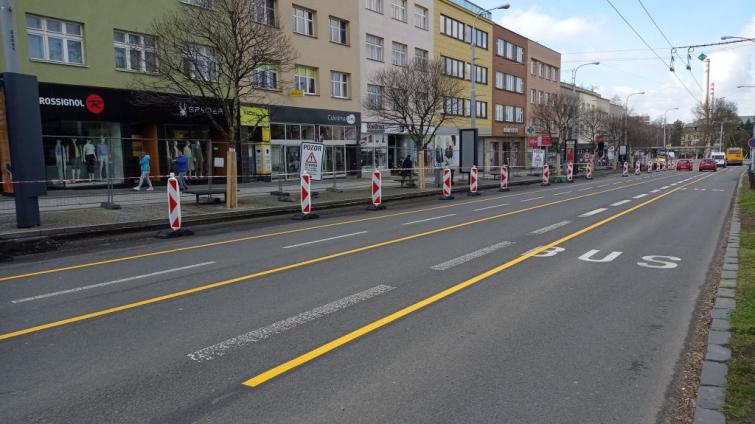 Na třídě T. Bati začala rekonstrukce podélného stání. Trvat má do konce května