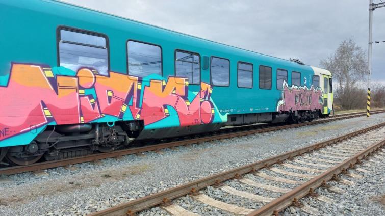 Neznámý vandal posprejoval ve Starém Městě vlakovou soupravu
