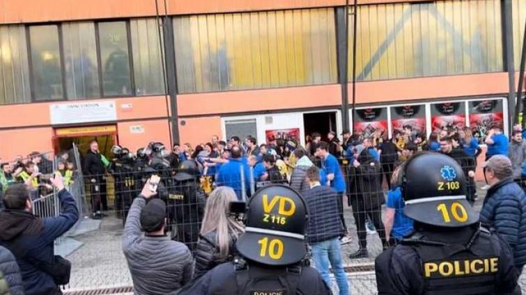 Dohra hokejového derby: devět zajištěných fanoušků, rozbité okno autobusu a vyhrožování brankáři