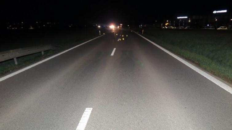 Tragická nehoda u Uherského Brodu: auto přejelo muže, který ležel na silnici