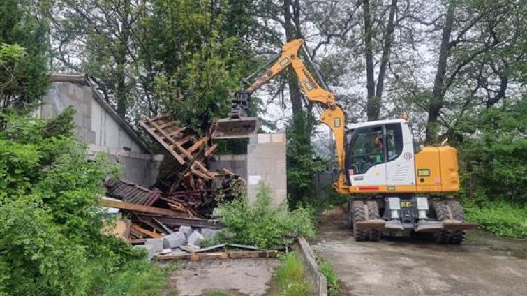 Přístřešky u staveniště ve Vsetíně obsadili bezdomovci. Starosta Čunek je nařídil strhnout