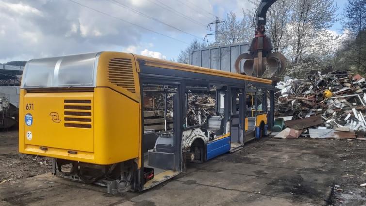 Dvacetiletou pouť ukončily dva autobusy DSZO v kovošrotu