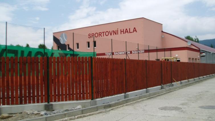 Postavení nové sportovní haly v Rožnově je nereálné. Město proto zvažuje odkup od soukromé osoby