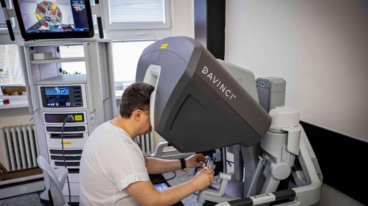 Baťova nemocnice pořídila nový robotický operační systém. Eliminuje třes a vylepšuje pohyb chirurga