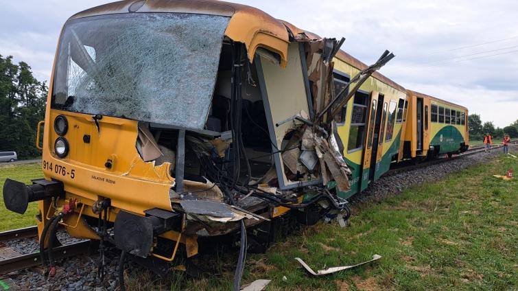 V Holešově po srážce s nákladním automobilem vykolejil osobní vlak. Zraněna je desítka lidí