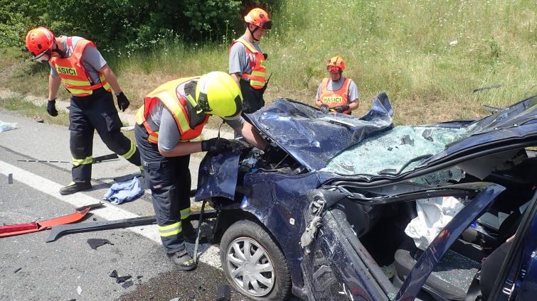 U Zlechova se srazila tři osobní auta. Dva lidé zemřeli, další čtyři jsou zranění