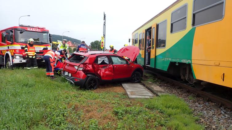 V Želechovicích nad Dřevnicí se srazilo osobní auto s vlakem. Řidič měl obrovské štěstí
