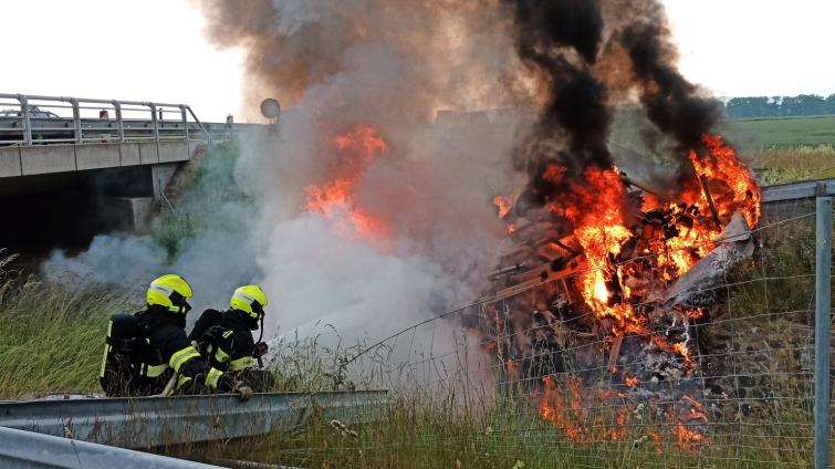 Na dálnici D1 u Kroměříže havarovalo nákladní vozidlo. Převrácené a v plamenech skončilo v korytě potoka