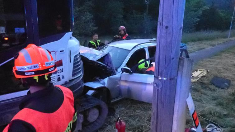 Řidič BMW sjel z cesty a narazil do bagru. Dlouhý boj o mužův život bohužel záchranáři prohráli