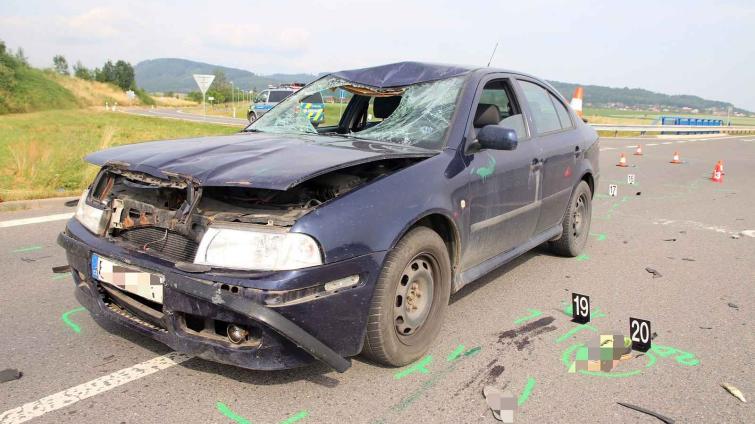 Řidič mopedu nedal přednost osobnímu automobilu. Po několika hodinách v nemocnici zemřel