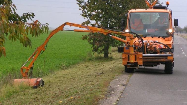 Sečení trávy podél silnic je v plném proudu. Řidiči, jezděte opatrně!