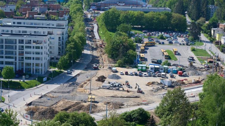 Rekonstrukce křižovatky u Velkého kina pokračuje. Jednosměrný provoz zůstává, režim jízdy se mění