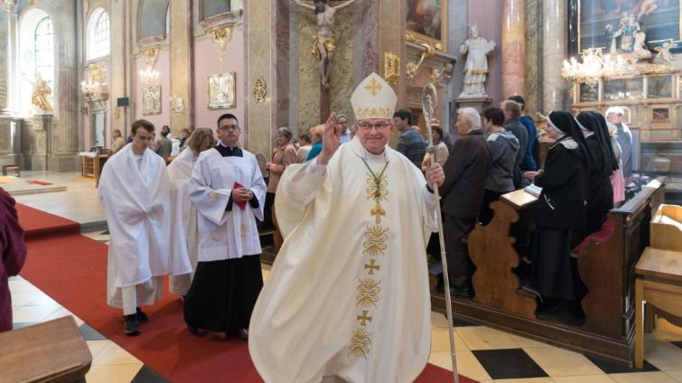 Škatule, škatule, hýbejte se! Desítky kněží ve farnostech Zlínského kraje změní působiště