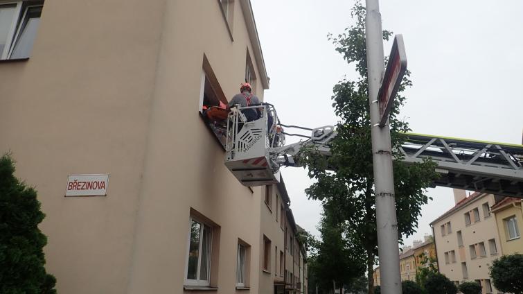 Zraněného seniora museli hasiči transportovat oknem 