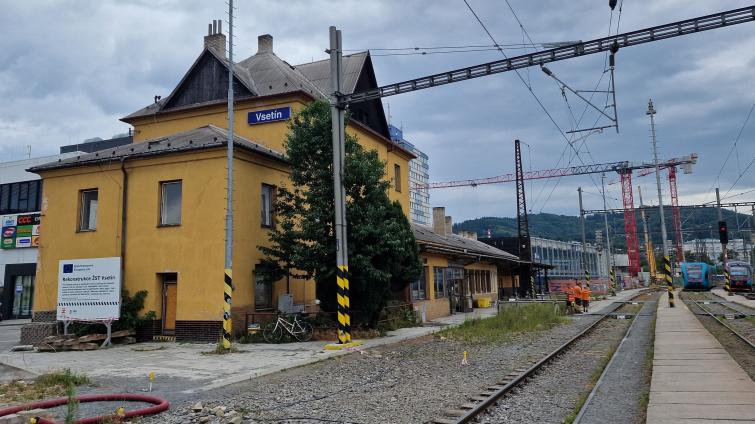 Přestavba železnice ve Vsetíně pokračuje. K zemi půjde historická výpravní budova