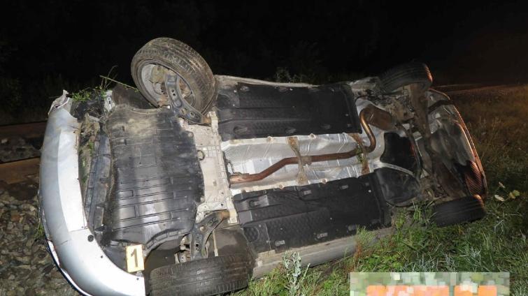 Řidič se u Uherského Brodu vyhýbal srně. Strhl řízení a skončil s autem na střeše