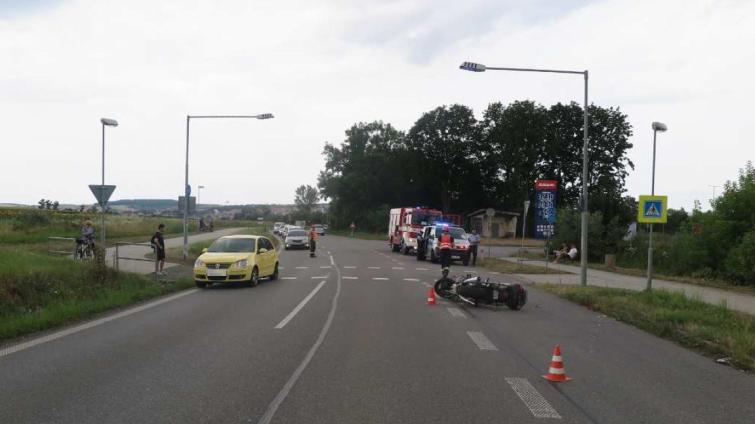 U Uherského Brodu havaroval nepozorný motorkář. Naboural do stojícího vozidla