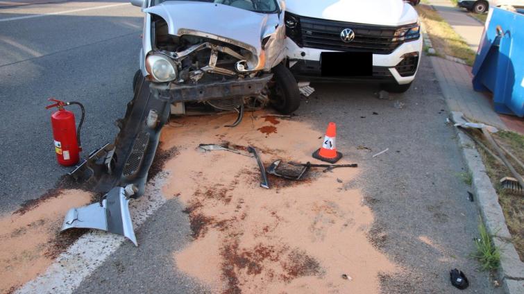 Nezkušená řidička se na frekventované silnici chtěla otočit do protisměru. Vjela před projíždějící auto