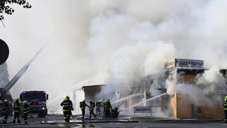 V centru Otrokovic hoří obchodní objekt. Hasiči vyhlásili nejvyšší stupeň poplachu