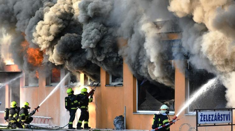 Požár v centru Otrokovic se podařilo lokalizovat. Škody budou v řádu desítek milionů korun