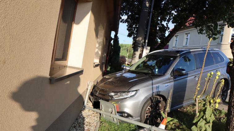 Opilý řidič naboural do rodinného domu. Od nehody chtěl ujet a majiteli domu vyhrožoval zabitím s pomocí sekáčku na maso