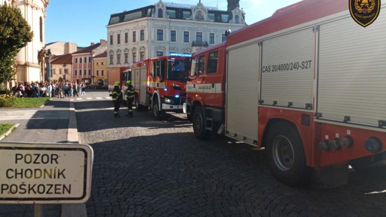V Kroměříži museli evakuovat školu. Podle hasičů nebezpečí nehrozí