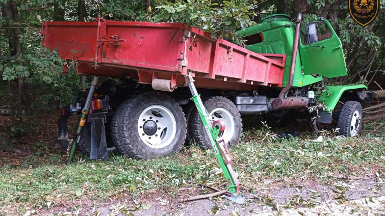 Smrtelná nehoda u Bratřejova: řidič nákladního automobilu zemřel po nárazu do stromu