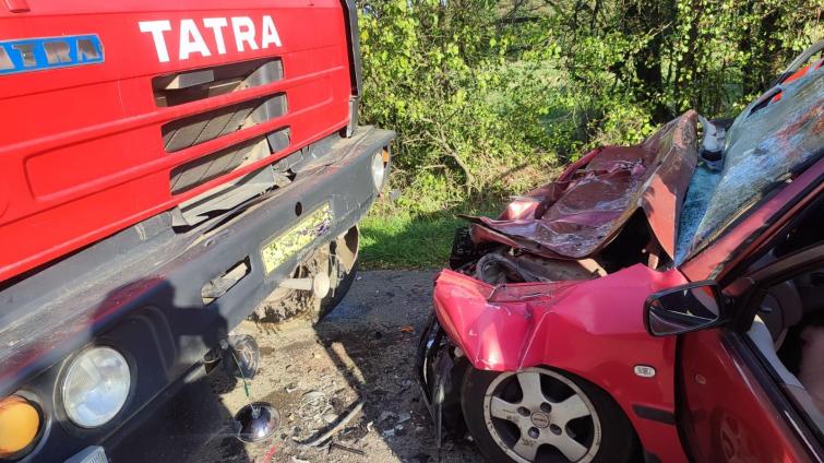 Srážka osobního automobilu s náklaďákem v Přílukách si vyžádala dva těžce zraněné