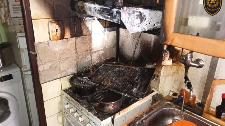 Při vaření karbanátků začala hořet kuchyně. Muž se nadýchal kouře, obyvatele bytového domu museli evakuovat