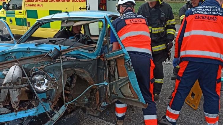 Po nehodě osobáku s veteránem ve Starém Městě skončili oba řidiči v nemocnici