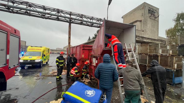 Zdravotníci zachraňovali muže, který spadl do lisu na starý papír