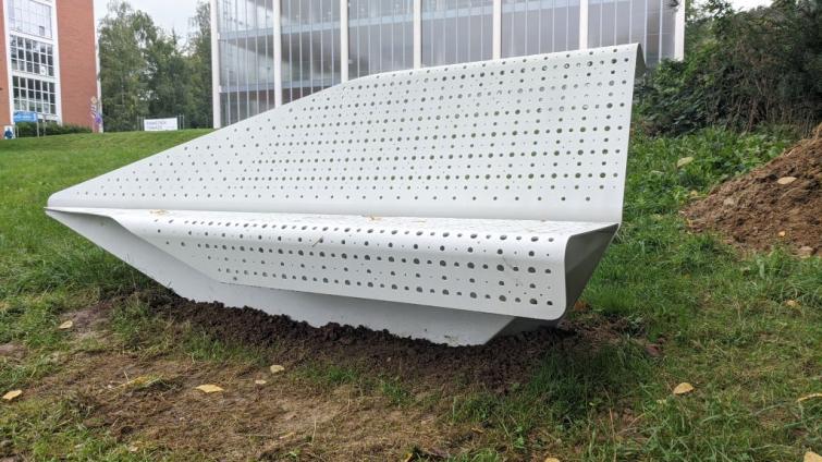 Před Gahurovým prospektem vyrostla unikátní lavička ve tvaru vlaštovky