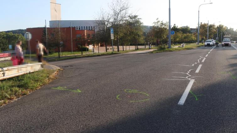 Šestasedmdesátiletou ženu srazilo na Jižních Svazích auto. Přecházela přes čtyřproudovou vozovku