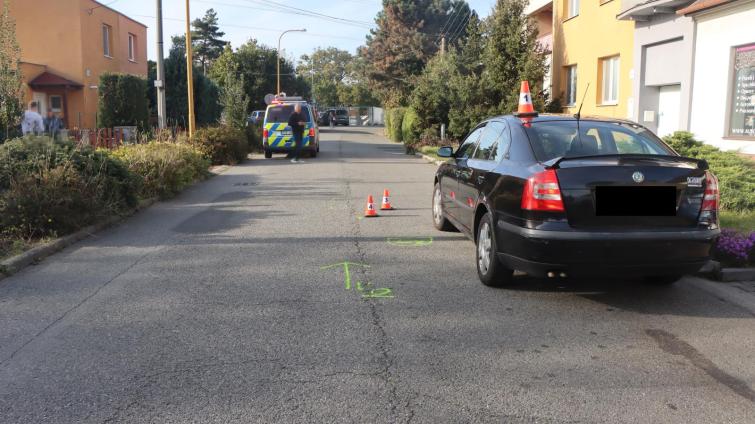 Řidič srazil v Otrokovicích při otevírání dveří cyklistku. Utrpěla těžké zranění