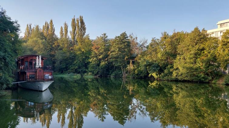 Kudlovská přehrada je ve špatném stavu. Kvůli odbahnění se musí odstranit loď s kavárnou, která na ní trvale kotví