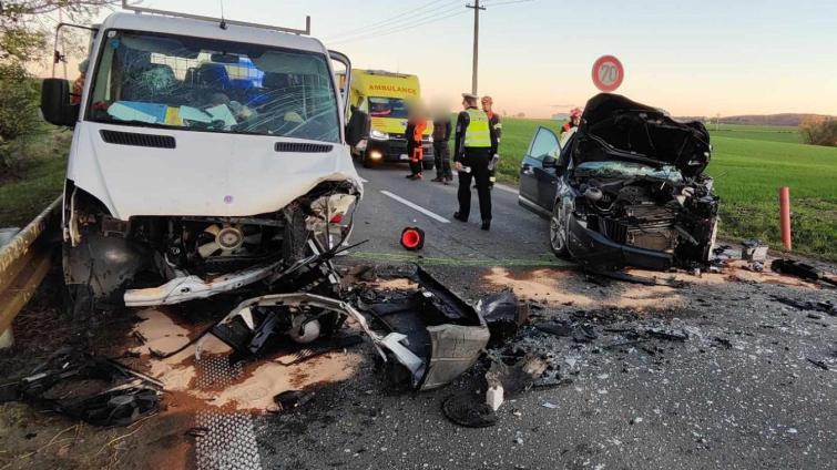 U Fryštáku se srazila dodávka s osobním autem. Na místě byli čtyři zranění, dva vážně